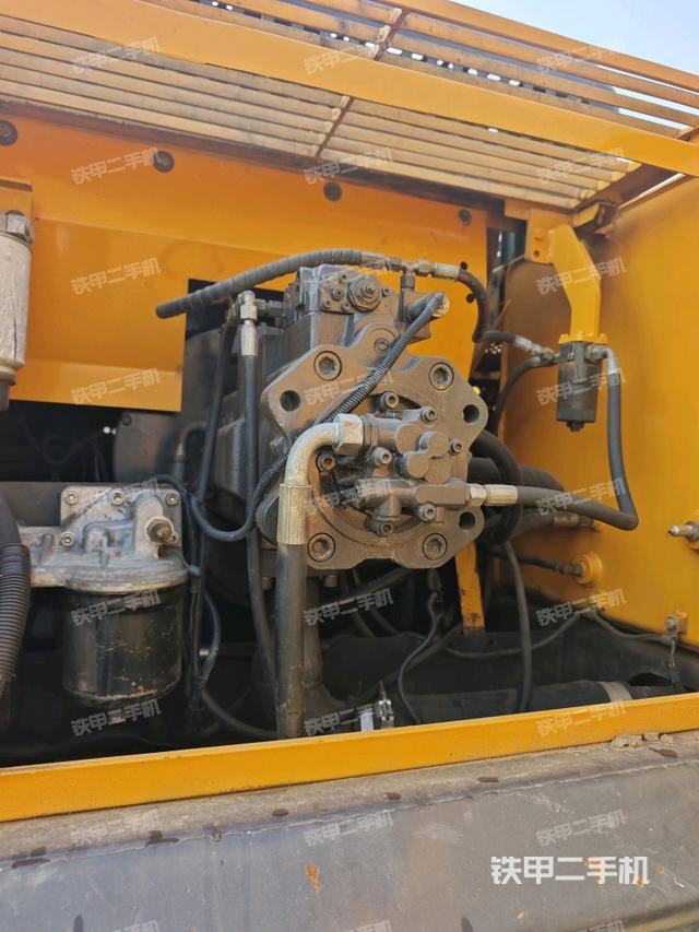 液压泵舱室正面整体(整机外观) 液压泵舱室正面整体(整机外观)