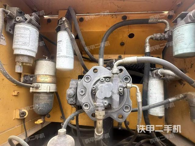 液压泵舱室正面整体(整机外观) 液压泵舱室正面整体(整机外观)