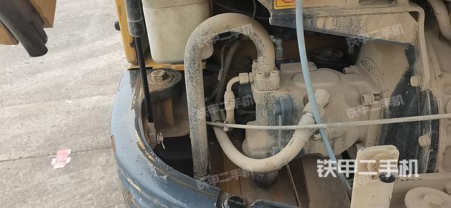 回轉(zhuǎn)馬達和主控閥(整機外觀) 回轉(zhuǎn)馬達和主控閥(整機外觀)