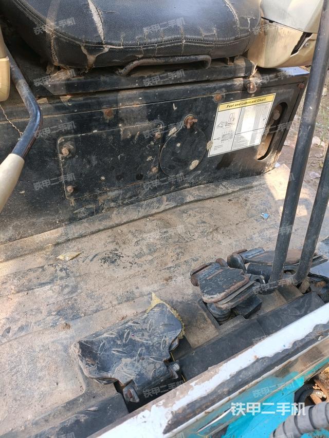 回轉(zhuǎn)馬達(dá)和主控閥(整機(jī)外觀) 回轉(zhuǎn)馬達(dá)和主控閥(整機(jī)外觀)