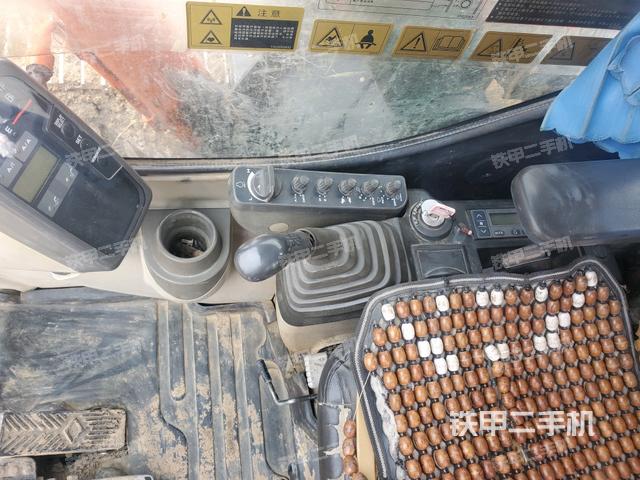 座椅右侧控制台/钥匙门/油门/含右手柄(驾驶室部分) 座椅右侧控制台/钥匙门/油门/含右手柄(驾驶室部分)