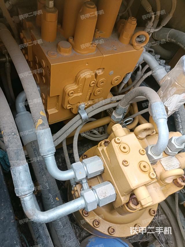 回转马达和主控阀(整机外观) 回转马达和主控阀(整机外观)