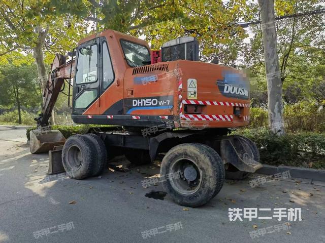 單側(cè)履帶整體(整機(jī)外觀) 單側(cè)履帶整體(整機(jī)外觀)