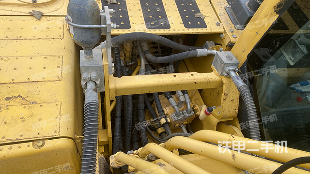 回转马达和主控阀(整机外观) 回转马达和主控阀(整机外观)