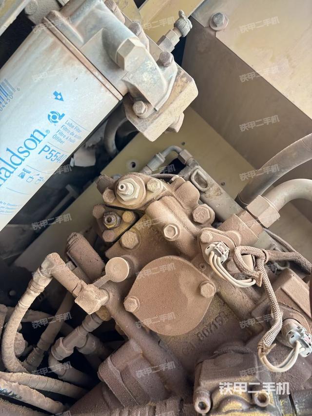 液壓泵艙室正面整體(整機外觀) 液壓泵艙室正面整體(整機外觀)