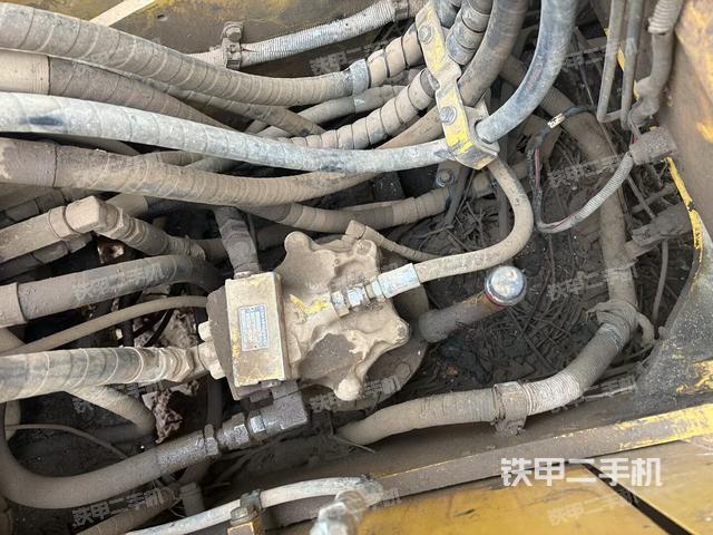 回轉(zhuǎn)馬達(dá)和主控閥(整機(jī)外觀) 回轉(zhuǎn)馬達(dá)和主控閥(整機(jī)外觀)