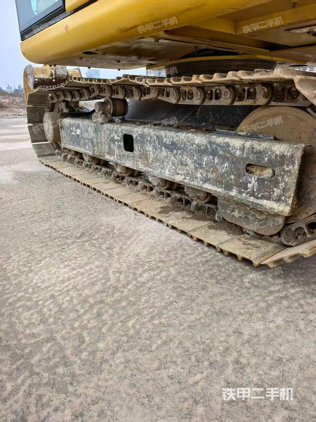 單側(cè)履帶整體(整機(jī)外觀) 單側(cè)履帶整體(整機(jī)外觀)