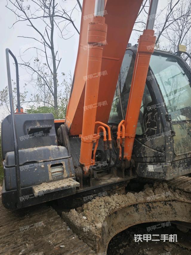 驾驶室顶部(整机外观) 驾驶室顶部(整机外观)