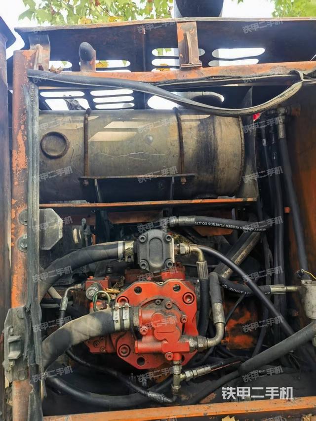 液壓泵艙室正面整體(整機(jī)外觀) 液壓泵艙室正面整體(整機(jī)外觀)