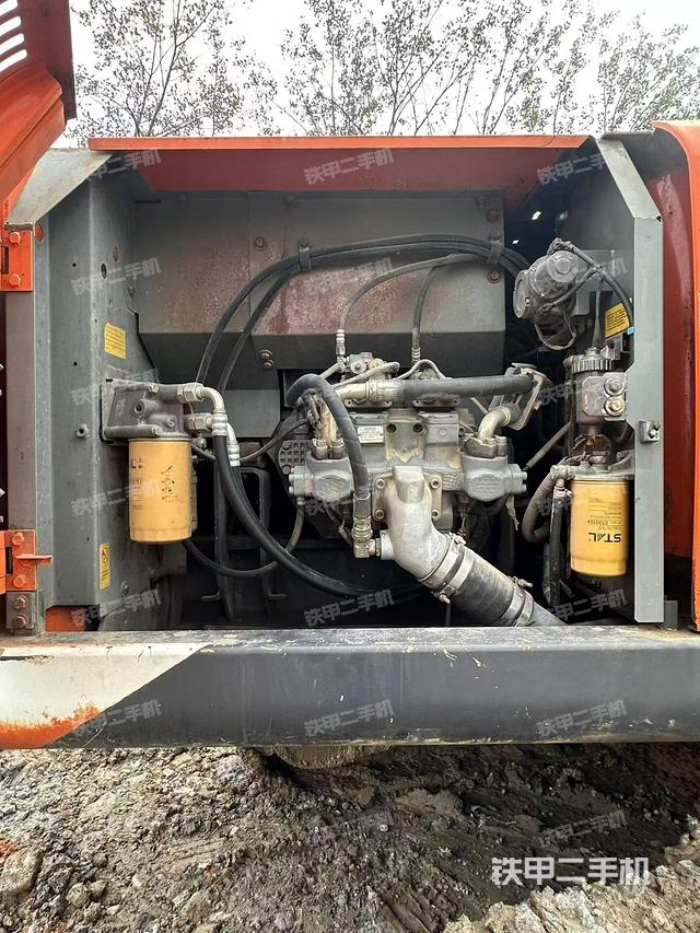 液压泵舱室正面整体(整机外观) 液压泵舱室正面整体(整机外观)