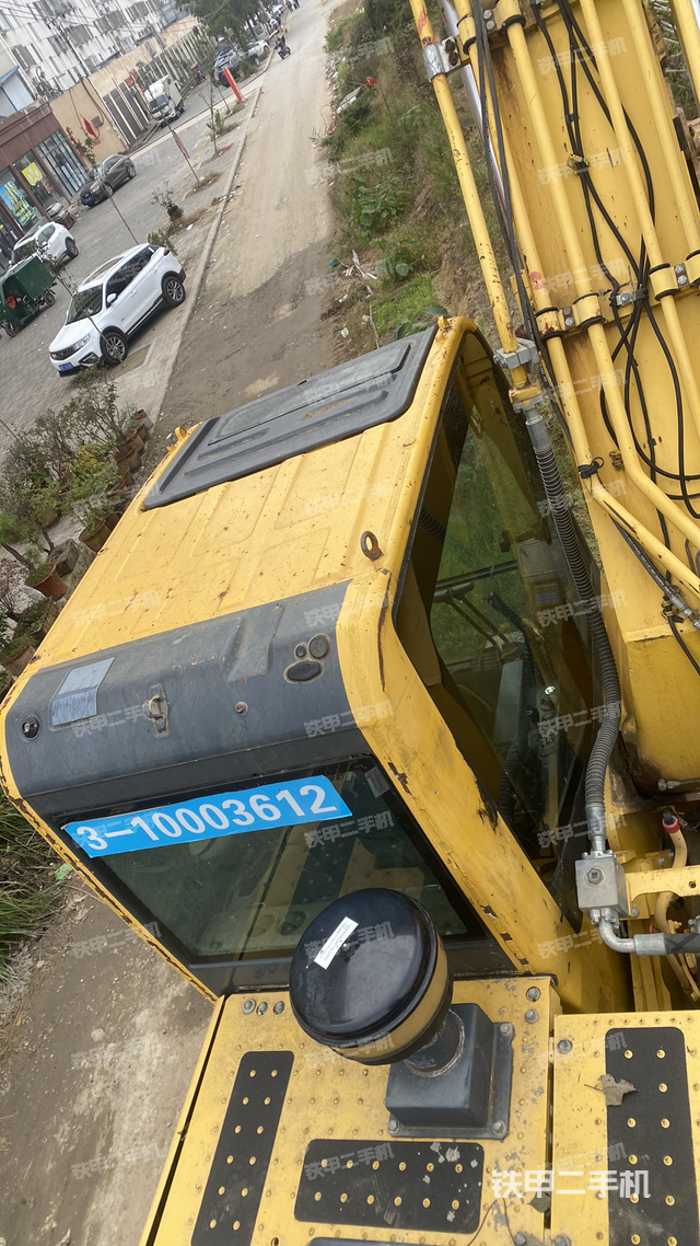 驾驶室顶部(整机外观) 驾驶室顶部(整机外观)