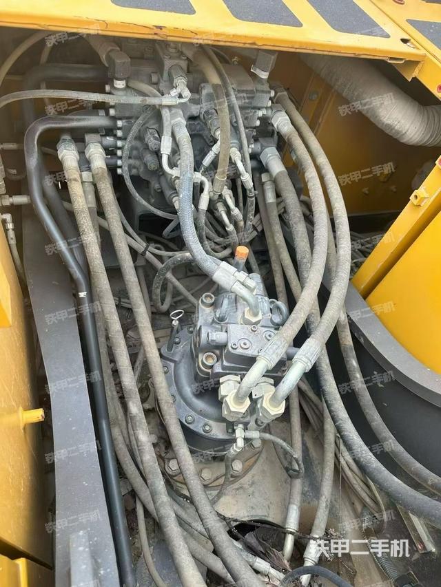 回转马达和主控阀(整机外观) 回转马达和主控阀(整机外观)