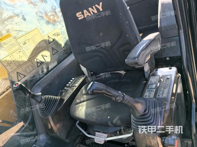 行走控制手柄和踏板 俯拍(驾驶室部分) 行走控制手柄和踏板 俯拍(驾驶室部分)