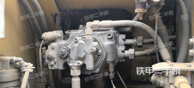 液压泵舱室正面整体(整机外观) 液压泵舱室正面整体(整机外观)