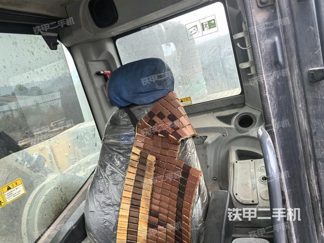 座椅右侧控制台/钥匙门/油门/含右手柄(驾驶室部分) 座椅右侧控制台/钥匙门/油门/含右手柄(驾驶室部分)