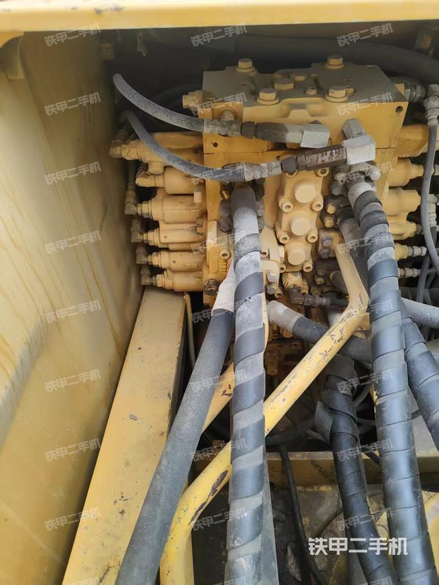 回转马达和主控阀(整机外观) 回转马达和主控阀(整机外观)