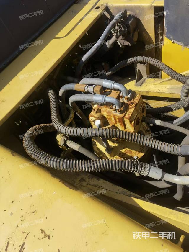 回转马达和主控阀(整机外观) 回转马达和主控阀(整机外观)