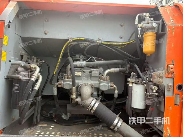 液壓泵艙室正面整體(整機(jī)外觀) 液壓泵艙室正面整體(整機(jī)外觀)