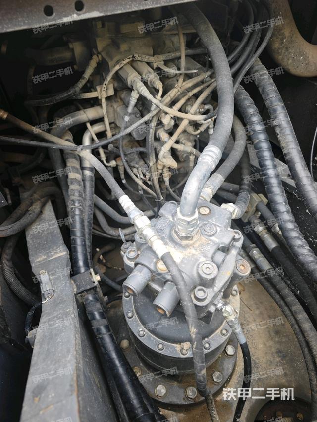 回转马达和主控阀(整机外观) 回转马达和主控阀(整机外观)