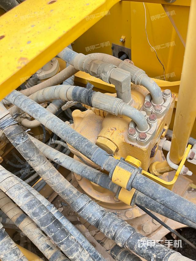 回轉(zhuǎn)馬達(dá)和主控閥（整機(jī)外觀）