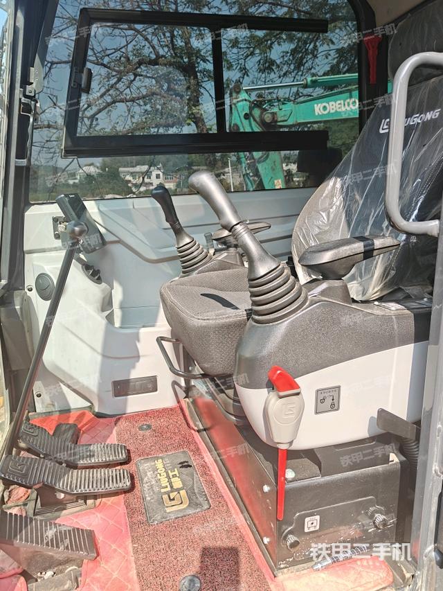 行走控制手柄和踏板 俯拍(驾驶室部分) 行走控制手柄和踏板 俯拍(驾驶室部分)