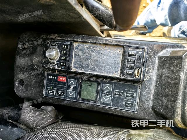 座椅左側(cè)控制臺/音響/含左手柄(駕駛室部分) 座椅左側(cè)控制臺/音響/含左手柄(駕駛室部分)