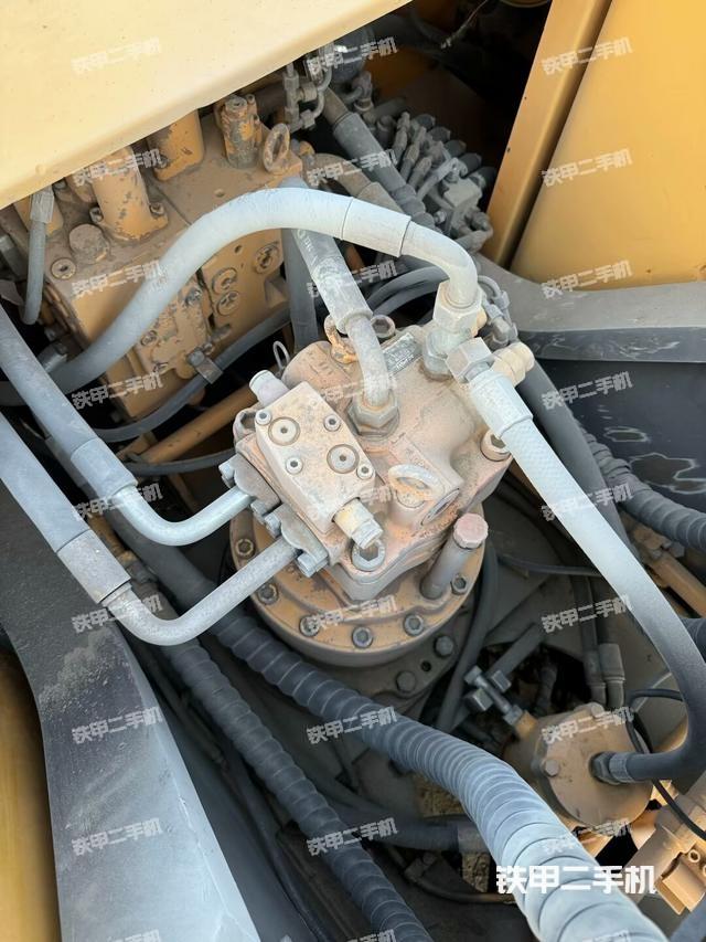 回转马达和主控阀(整机外观) 回转马达和主控阀(整机外观)