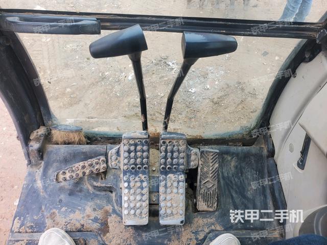 行走控制手柄和踏板 俯拍(驾驶室部分) 行走控制手柄和踏板 俯拍(驾驶室部分)