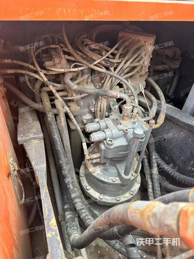 回转马达和主控阀(整机外观) 回转马达和主控阀(整机外观)