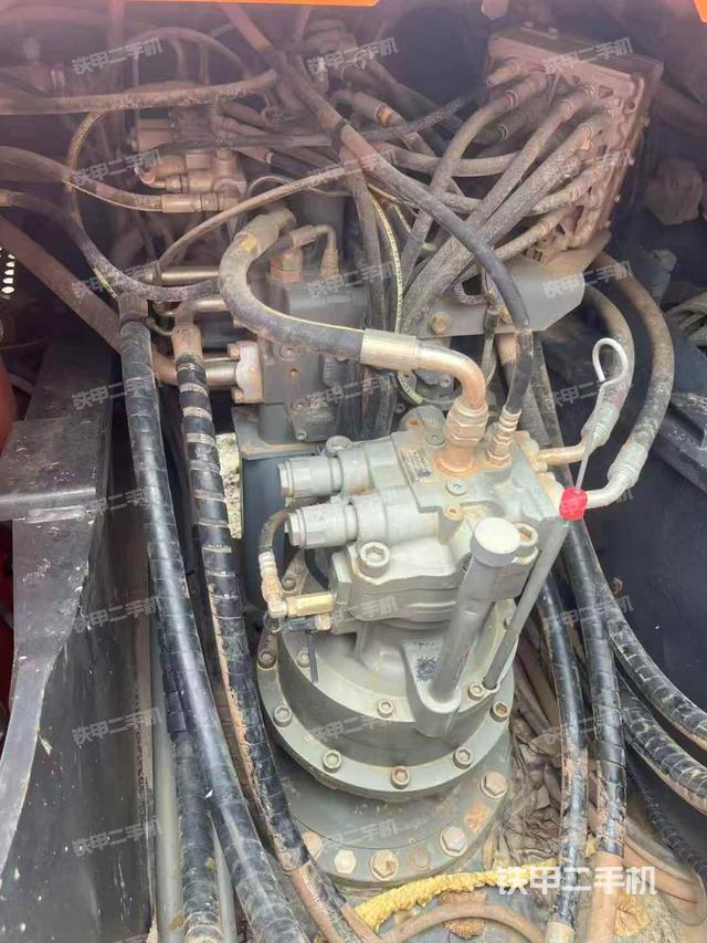 回转马达和主控阀（整机外观）