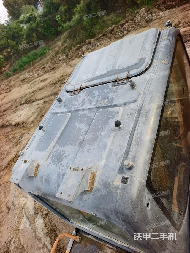 驾驶室顶部(整机外观) 驾驶室顶部(整机外观)