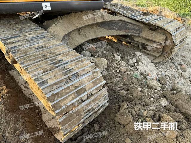 单侧履带整体(整机外观) 单侧履带整体(整机外观)