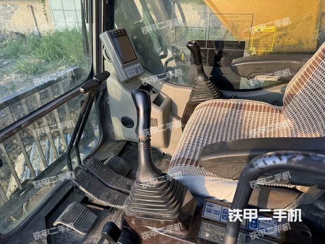 驾驶室整体(整机外观) 驾驶室整体(整机外观)