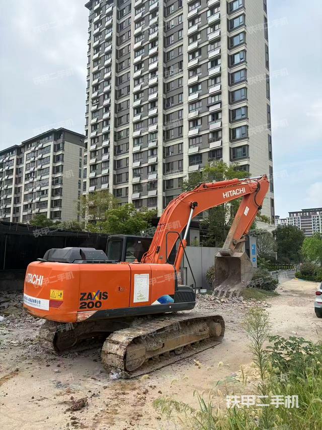 單側(cè)履帶整體(整機(jī)外觀) 單側(cè)履帶整體(整機(jī)外觀)