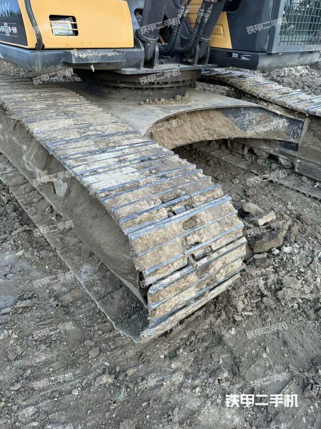 单侧履带整体(整机外观) 单侧履带整体(整机外观)