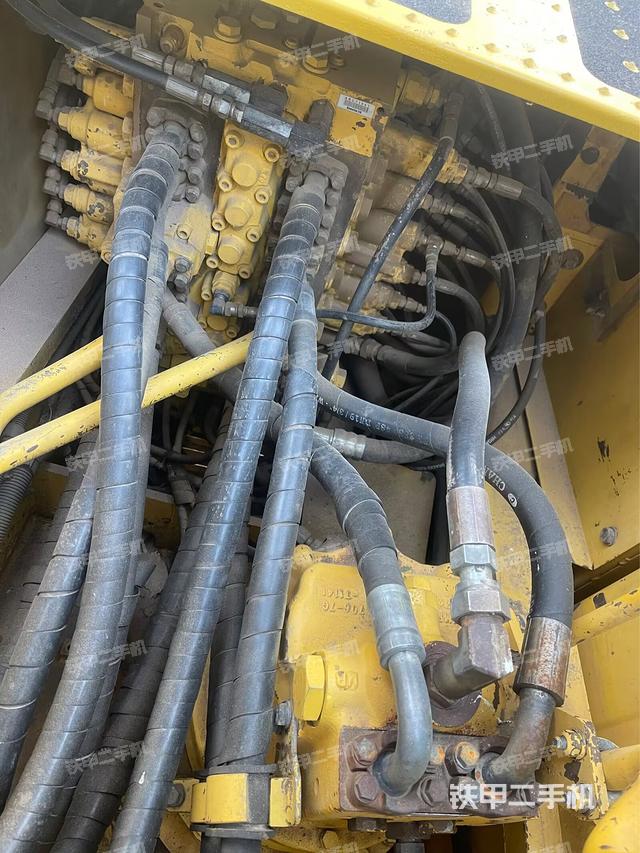 回转马达和主控阀(整机外观) 回转马达和主控阀(整机外观)