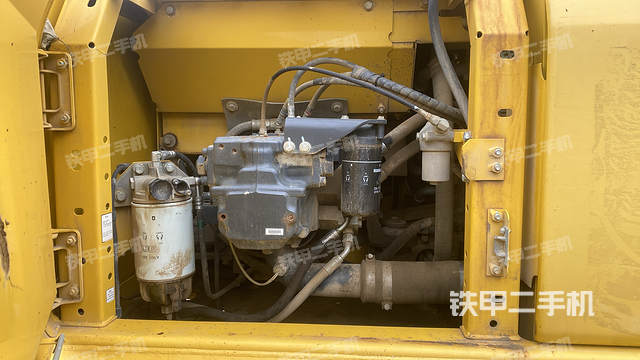 液压泵舱室正面整体(整机外观) 液压泵舱室正面整体(整机外观)