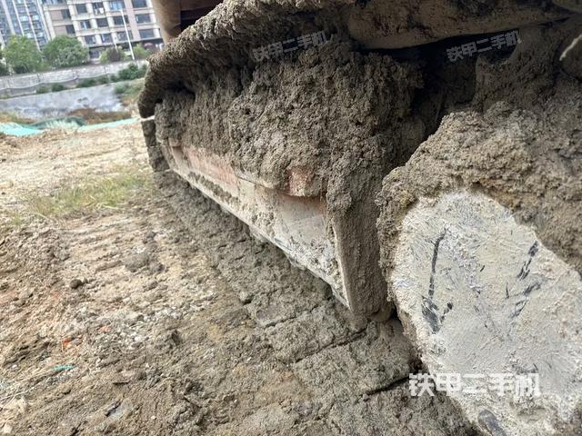 單側(cè)履帶整體(整機外觀) 單側(cè)履帶整體(整機外觀)