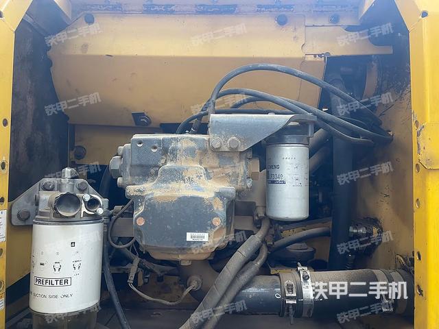 液压泵舱室正面整体(整机外观) 液压泵舱室正面整体(整机外观)