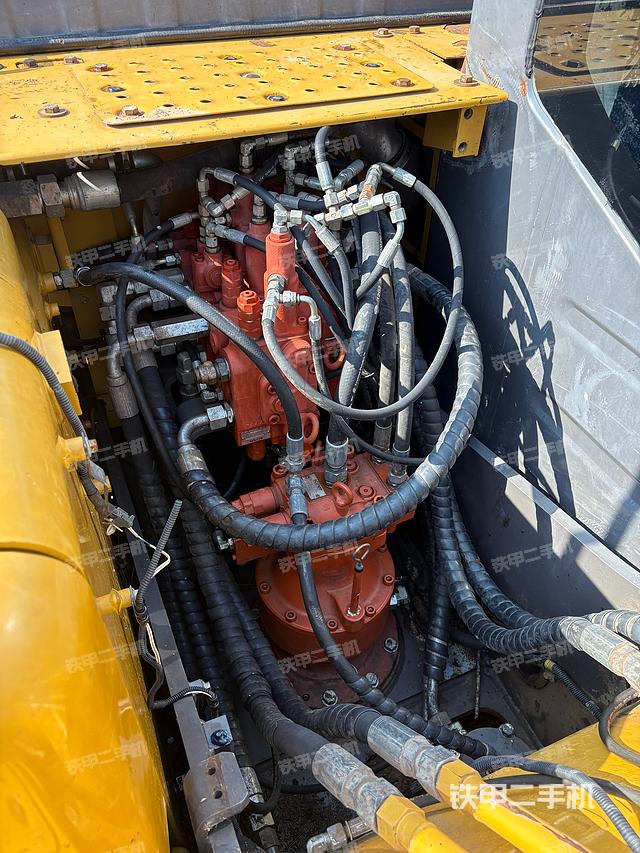 回转马达和主控阀(整机外观) 回转马达和主控阀(整机外观)