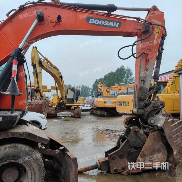 駕駛室頂部(整機(jī)外觀) 駕駛室頂部(整機(jī)外觀)