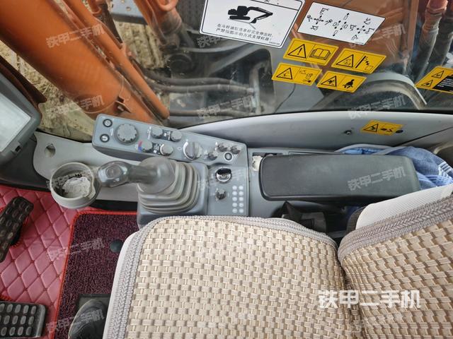 座椅右側(cè)控制臺(tái)/鑰匙門/油門/含右手柄(駕駛室部分) 座椅右側(cè)控制臺(tái)/鑰匙門/油門/含右手柄(駕駛室部分)