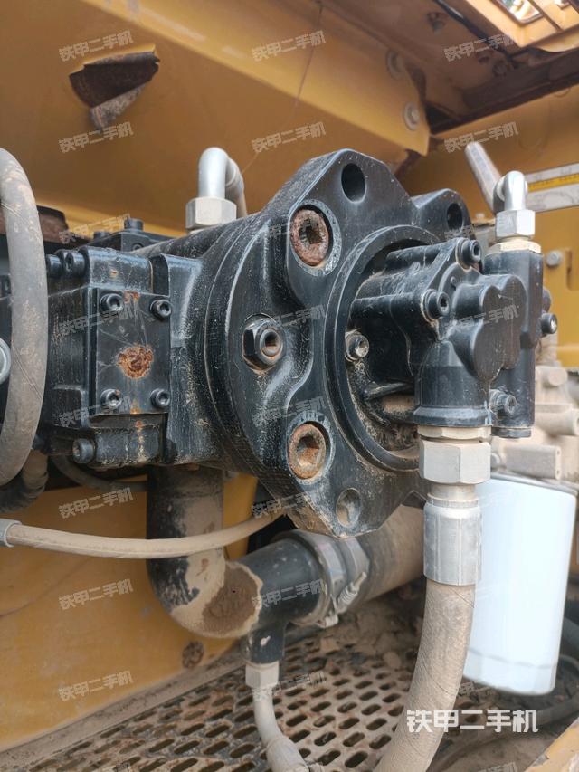 液压泵舱室正面整体(整机外观) 液压泵舱室正面整体(整机外观)