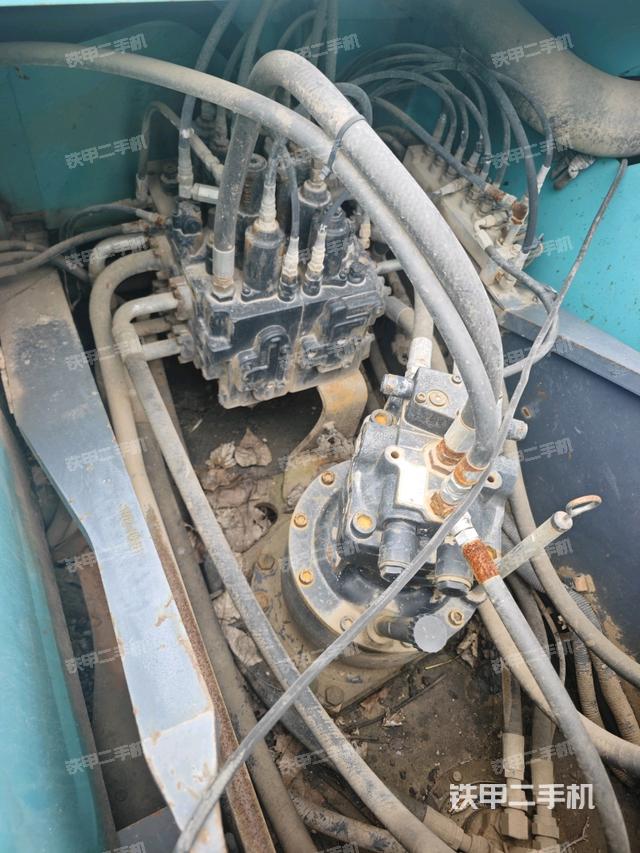 回转马达和主控阀(整机外观) 回转马达和主控阀(整机外观)