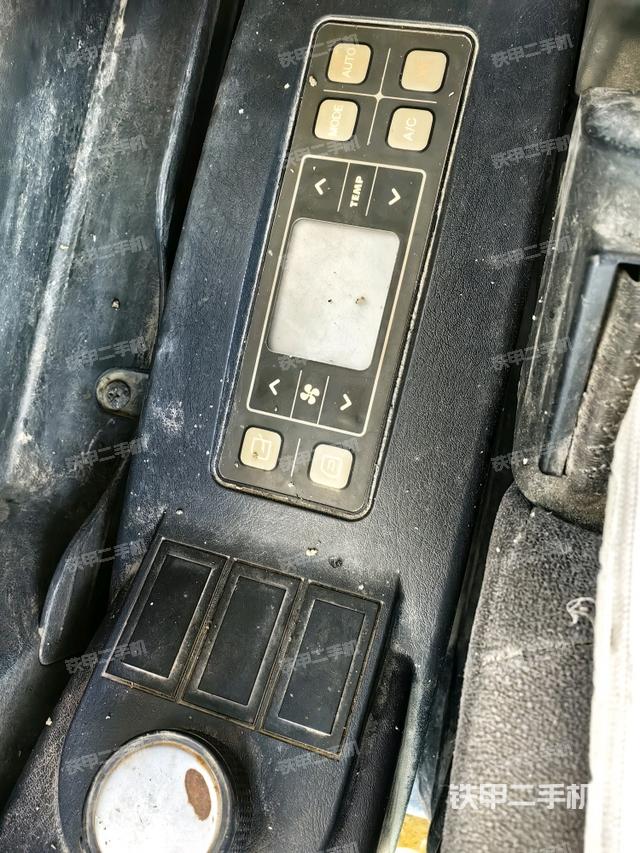 座椅右側(cè)控制臺(tái)/鑰匙門(mén)/油門(mén)/含右手柄(駕駛室部分) 座椅右側(cè)控制臺(tái)/鑰匙門(mén)/油門(mén)/含右手柄(駕駛室部分)