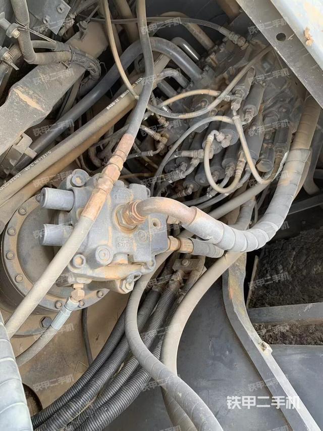 回转马达和主控阀（整机外观）