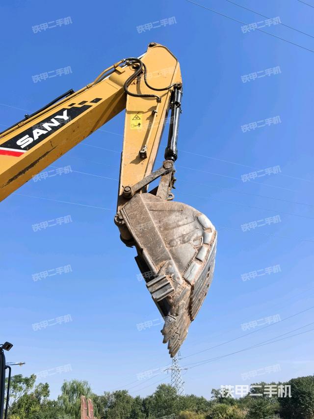 小臂整体左后(工作和回转装置) 小臂整体左后(工作和回转装置)