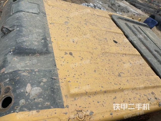 駕駛室頂部(整機(jī)外觀) 駕駛室頂部(整機(jī)外觀)