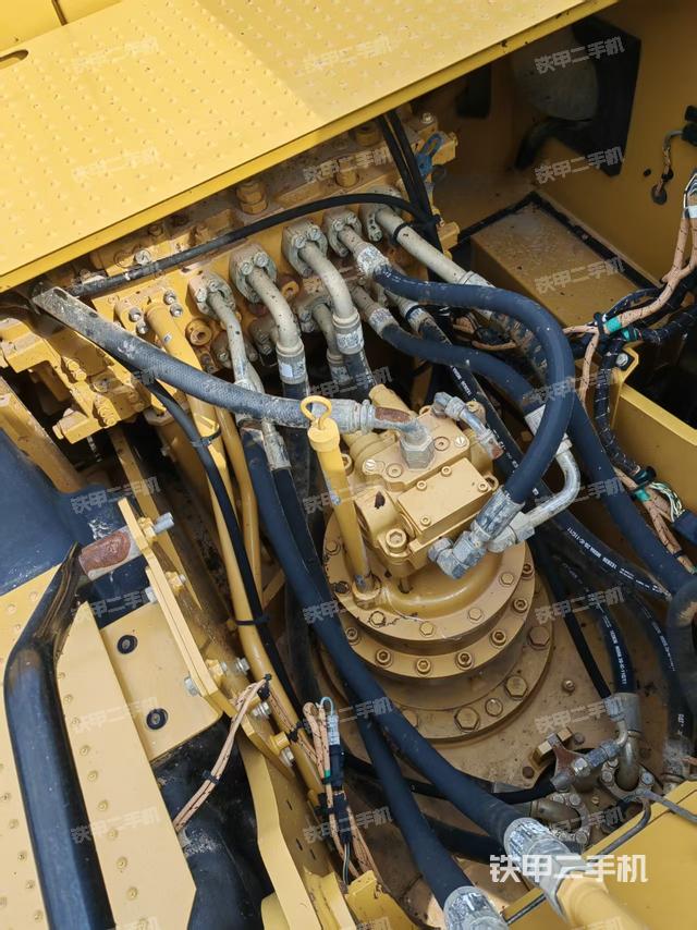 回轉(zhuǎn)馬達(dá)和主控閥(整機(jī)外觀) 回轉(zhuǎn)馬達(dá)和主控閥(整機(jī)外觀)