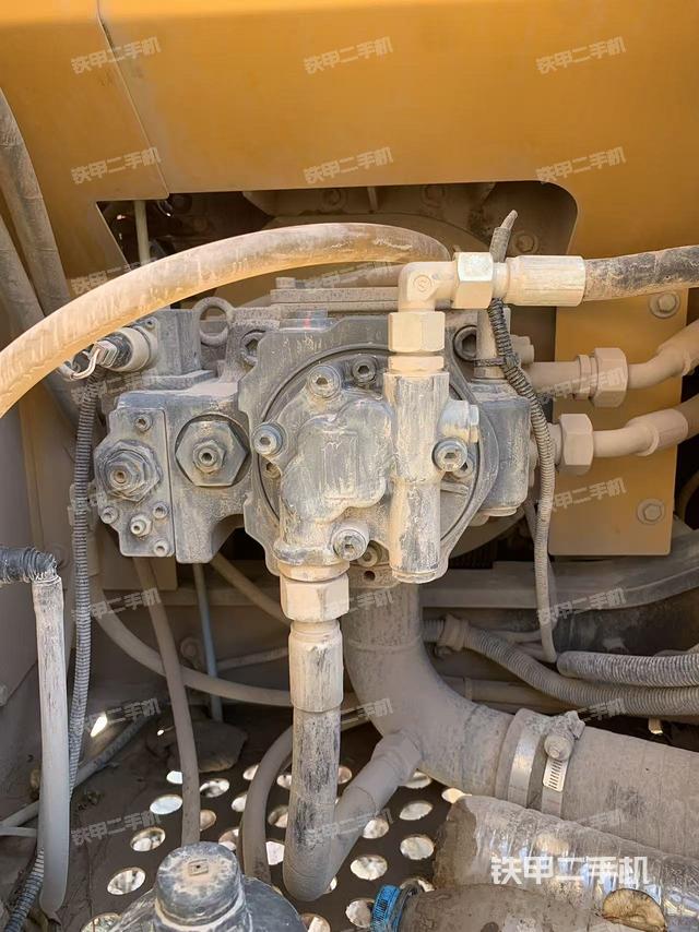 液壓泵艙室正面整體(整機(jī)外觀) 液壓泵艙室正面整體(整機(jī)外觀)